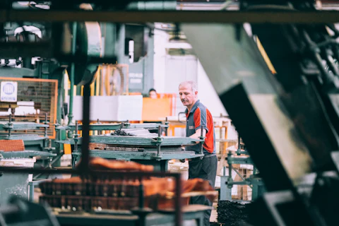 Técnico operando máquina industrial